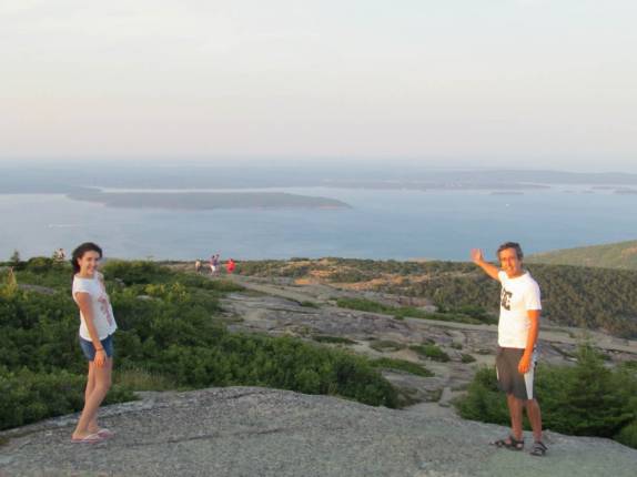 Admirando a paisagem do alto da Cadillac Mountain, no Acadia National Park, no Maine - Estados Unidos